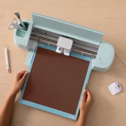 Cricut Matériaux Économiques^Thermocollant économique de 30,5 cm &times; 6 m (12 po &times; 20 pi), Marron