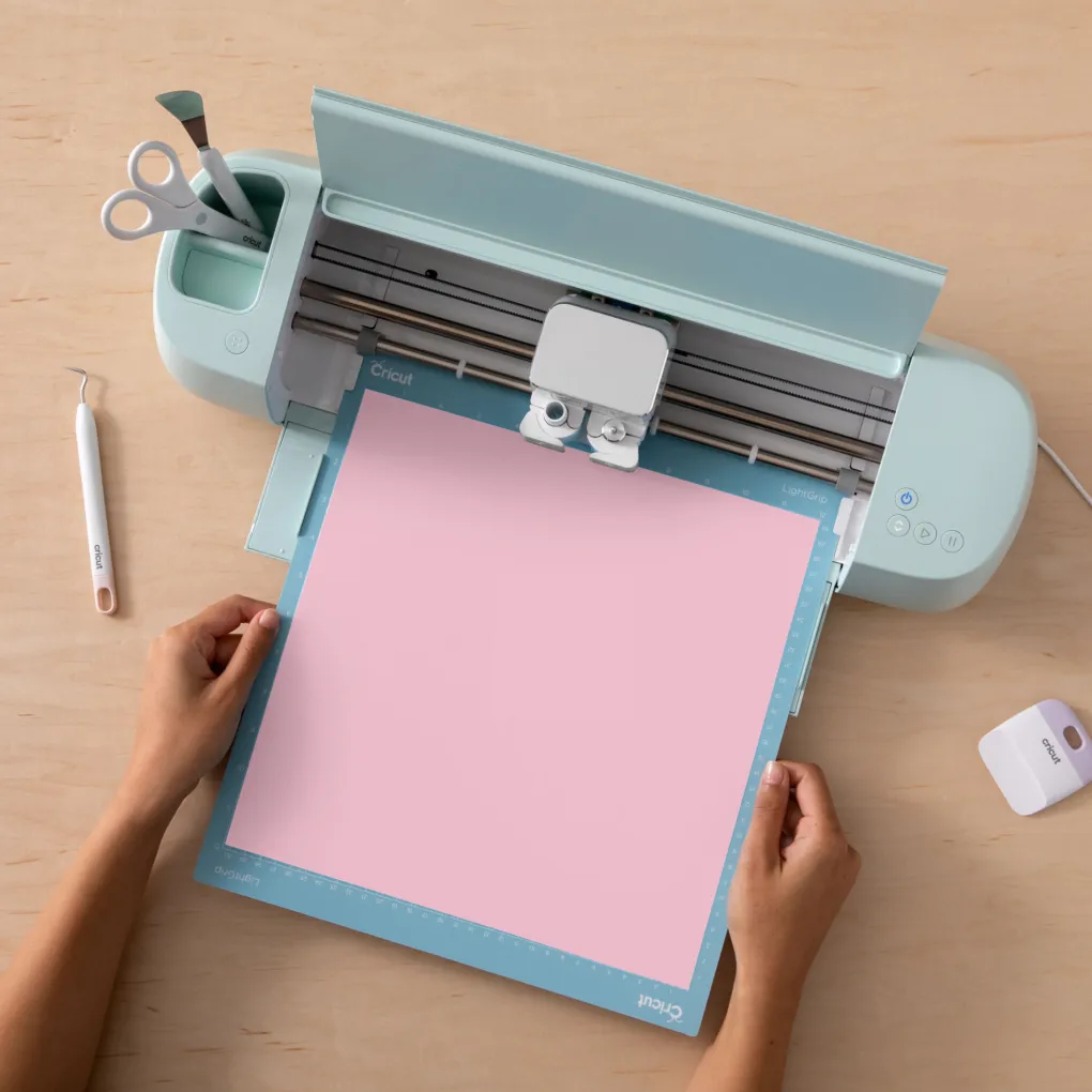 Cricut La Gamme Explore|Matériaux^Vinyle avec couleur activée par le froid - Permanent, Rose clair - Magenta